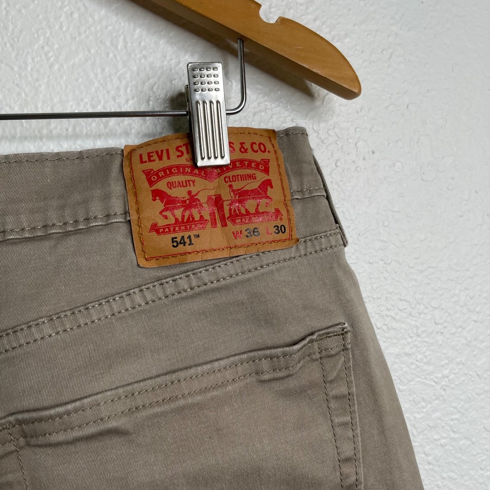 Levis 541 Athletic Taper Khaki Tan Stretch Pants Mens 36x30 Chino Twill Trousers - Picture 2 of 3